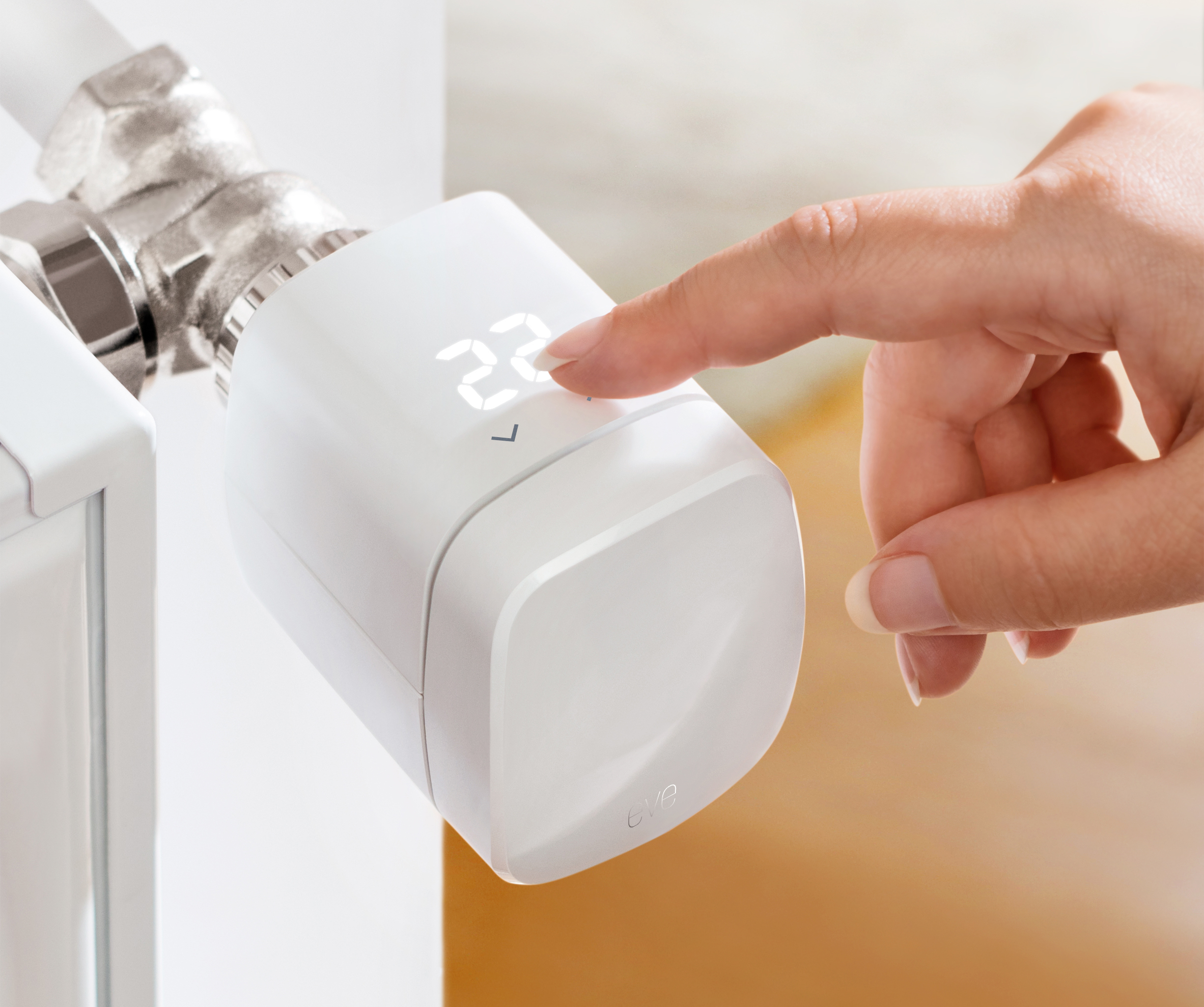 Fotografía técnica oficial de Eve Thermo Cabezal Termostático de Radiador con Pantalla Táctil LED y Matter sobre Thread - Vista frontal con fondo neutro