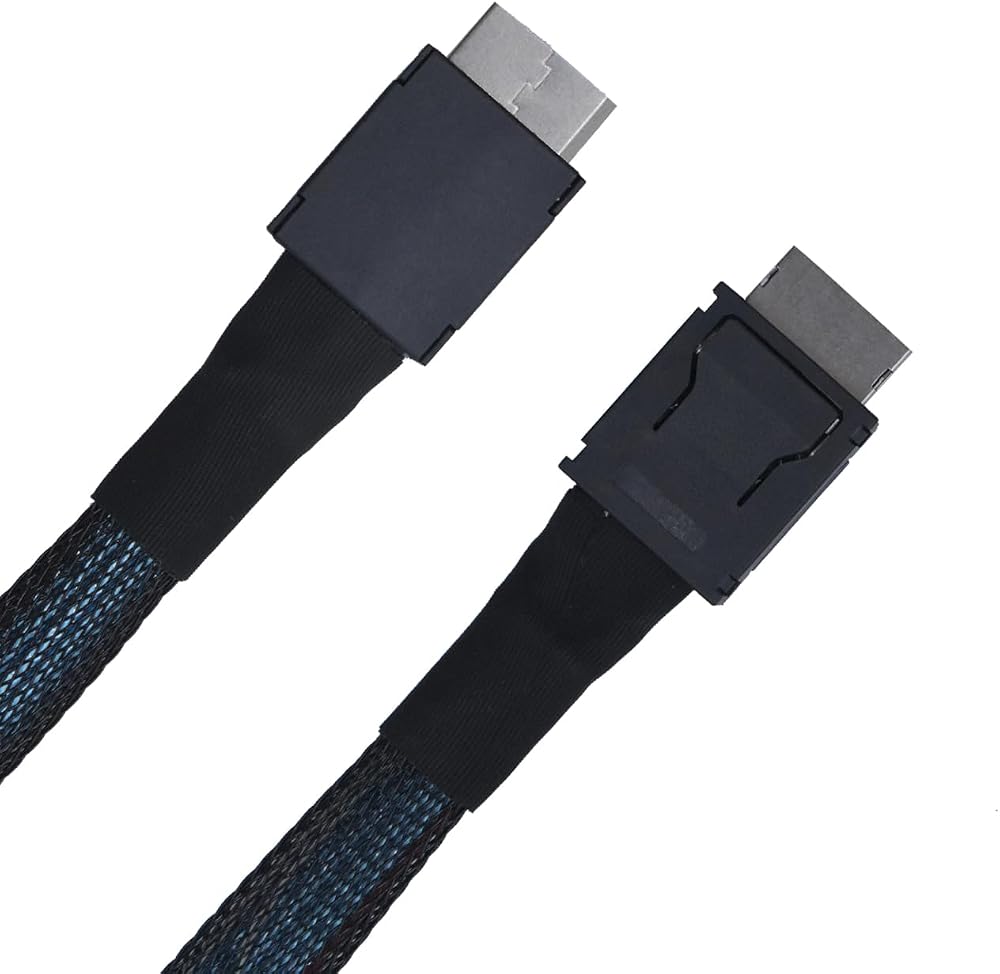 Fotografía técnica oficial de Cable OcuLink PCIe 4.0 SFF-8611 4i de 50 cm para Tarjetas Gráficas eGPU y Mini PCs de IA Local - Vista frontal con fondo neutro